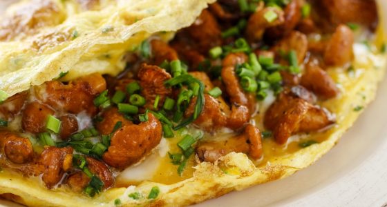 Traditional,Scrambled,Eggs,With,Fresh,Chanterelle