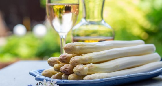 Fresh,Raw,Washed,And,Peeled,White,Asparagus,Vegetables,Ready,To